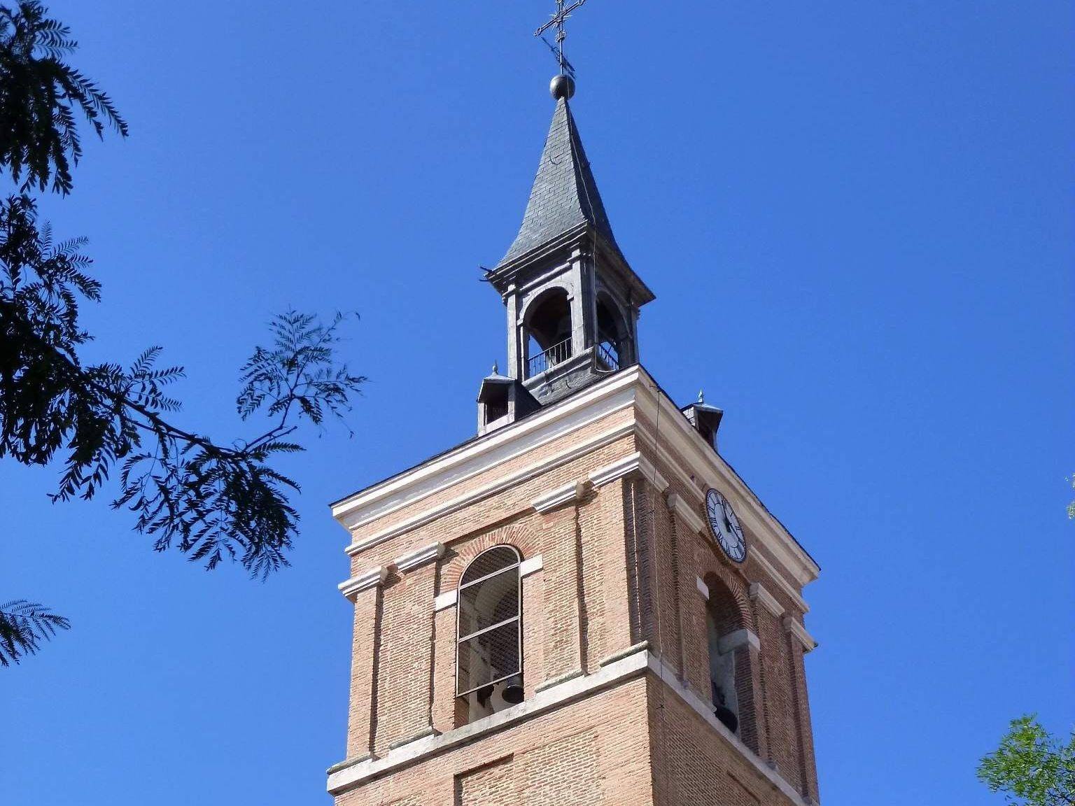 Torre de ladrillo de la iglesia de San Salvador, en el centro de Leganés, contra el cielo azul