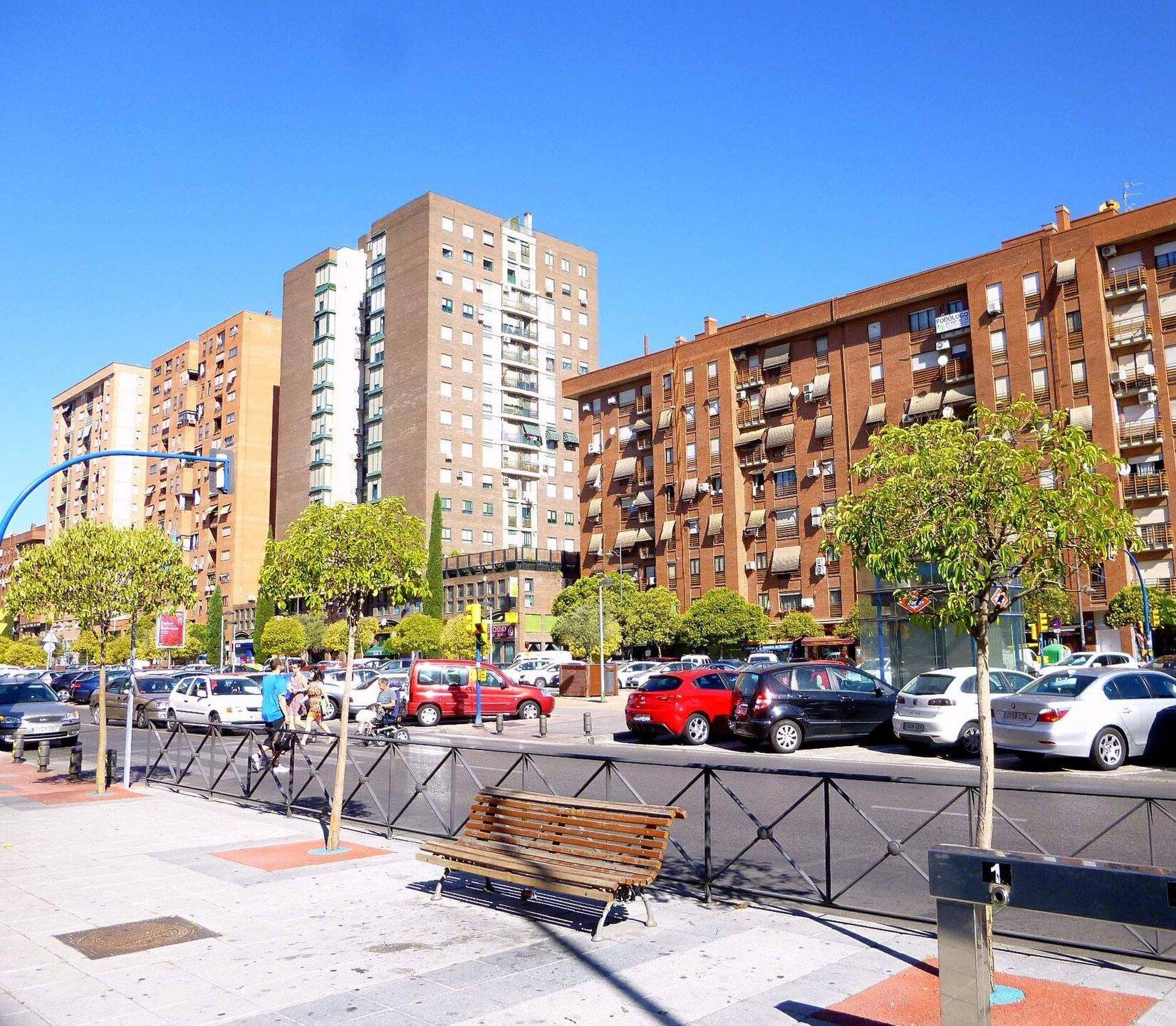 Bloques de pisos de gran altura en una avenida de El Carrascal, Leganés