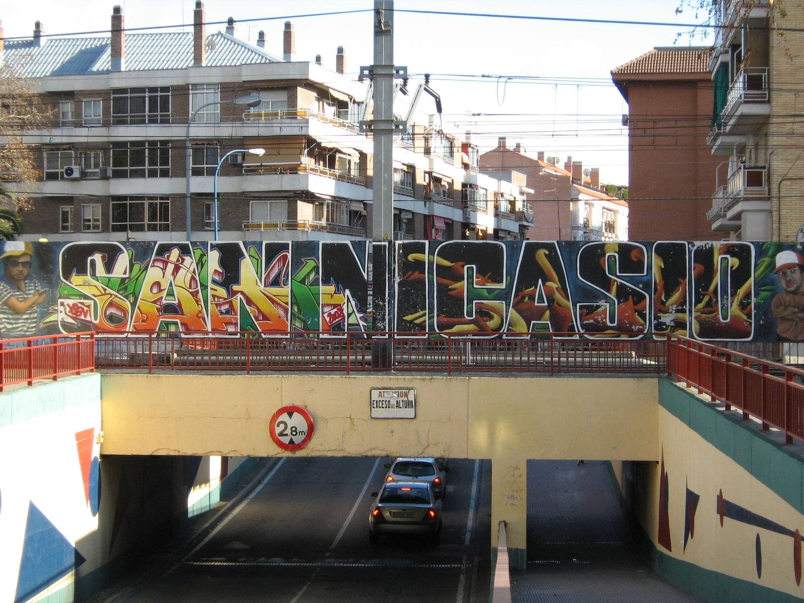Mural con el nombre de San Nicasio en el paso bajo las vías del tren, en Leganés