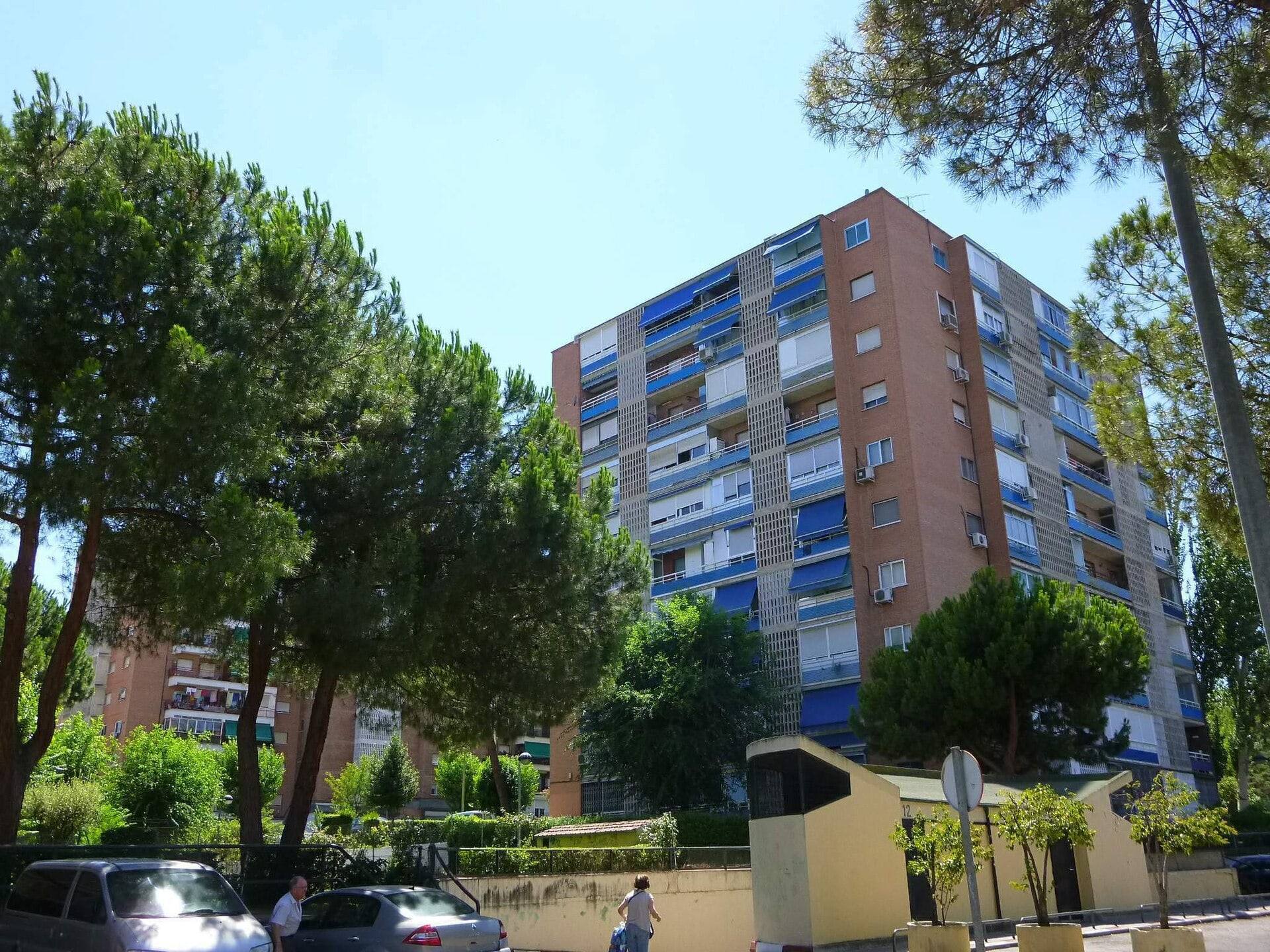 Bloque de pisos de unas diez alturas entre árboles en Zarzaquemada, Leganés